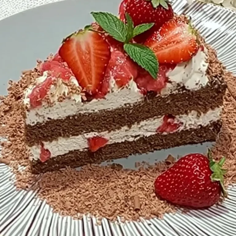 Czekoladowy tort truskawkowy z mascarpone